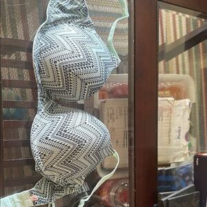 PINK Victoria's Secret Black and White Zigzag Bra